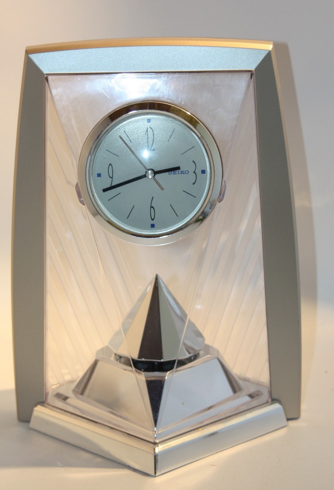 Seiko Tischuhr Quarz Dauerpendel