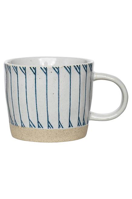 Tasse mit blauem Strichmuster